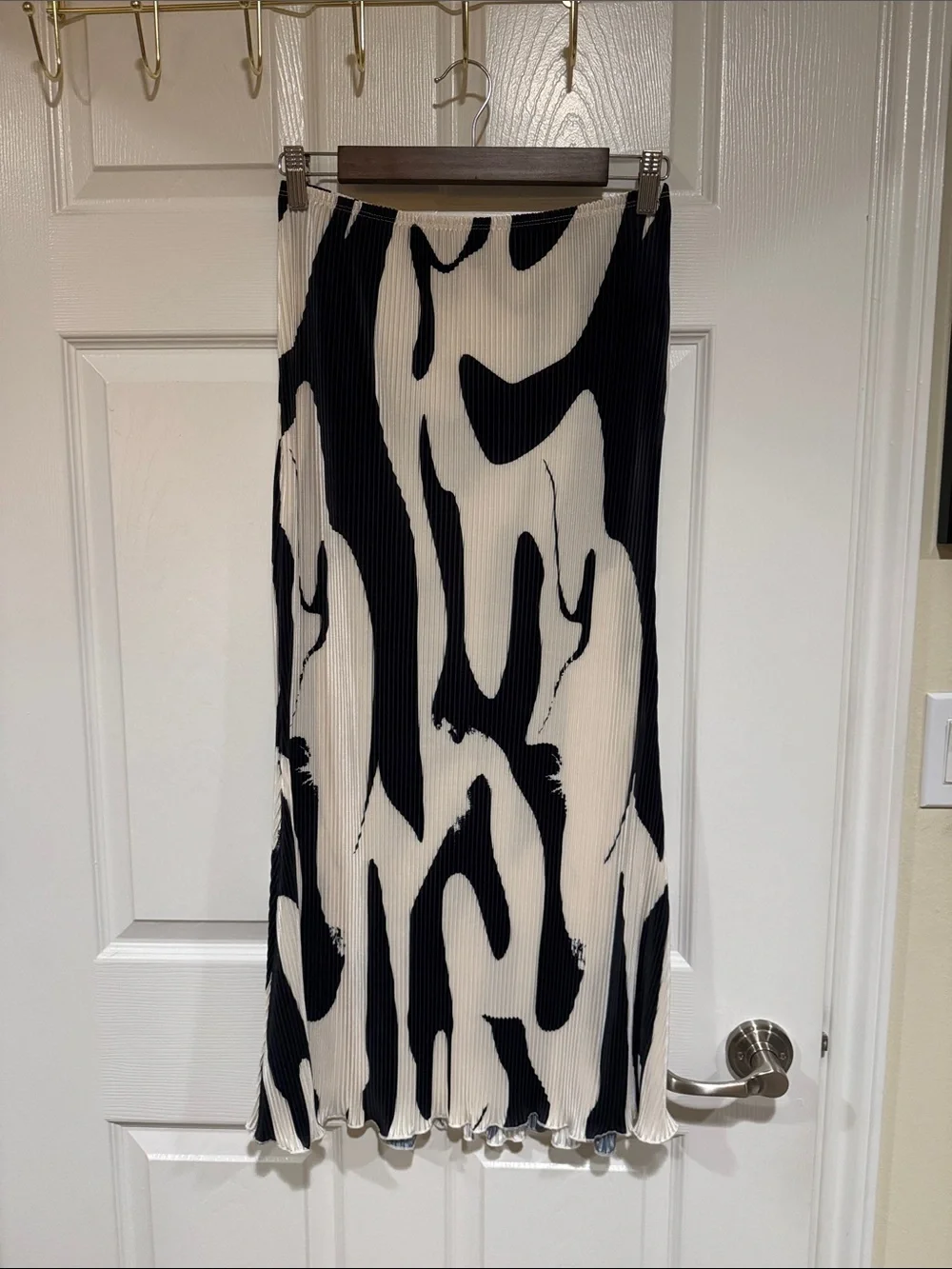 Black & White Abstract Plisse Midi Skirt